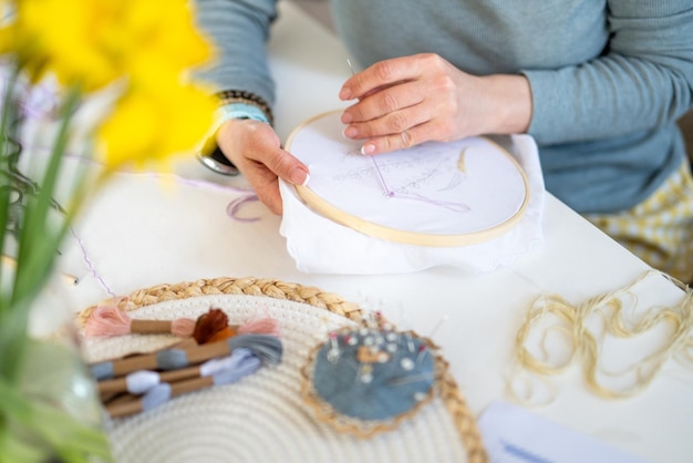 ręcznie haftowany detal